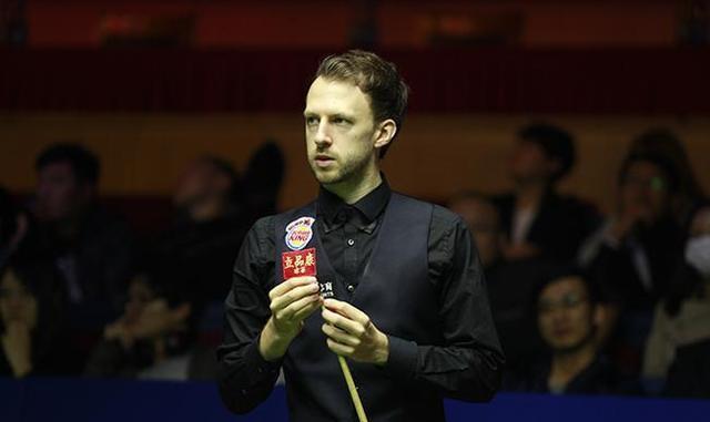 超远三分命中，全队抱头