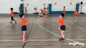 莲湖区机场小学：飞翔少年勇拼搏 绿茵场上展风采